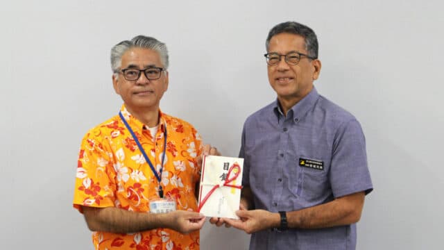 「島の中学校へ本を贈ろうプロジェクト」にて集まった金額を、宮古島市教育委員会へ寄付いたしました。